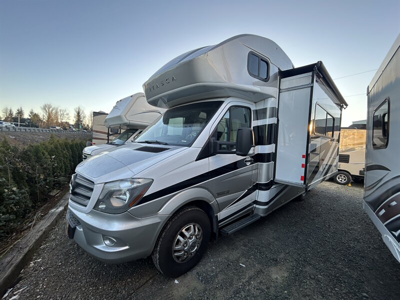2015 Winnebago Navion 24J  