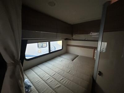 2015 Winnebago Navion 24J   - Photo 13 - Oregon City, OR 97045