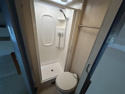 2015 Winnebago Navion 24J   - Photo 14 - Oregon City, OR 97045