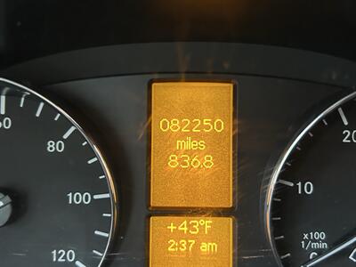 2015 Winnebago Navion 24J   - Photo 4 - Oregon City, OR 97045