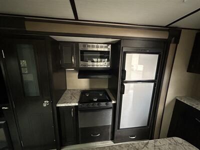 2018 Grand Design Imagine 2950RL - Photo 9 - Oregon City, OR 97045