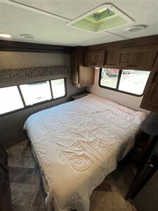 2020 Forest River SUNSEEKER CLASS C BUNKHOUSE 33FT   - Photo 13 - Fort Myers, FL 33905