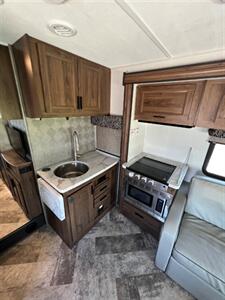 2020 Forest River SUNSEEKER CLASS C BUNKHOUSE 33FT   - Photo 9 - Fort Myers, FL 33905