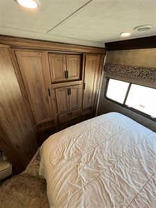 2020 Forest River SUNSEEKER CLASS C BUNKHOUSE 33FT   - Photo 12 - Fort Myers, FL 33905