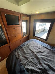 2013 Jayco MELBOURNE CLASS C MOTOR HOME 30 FT   - Photo 13 - Fort Myers, FL 33905