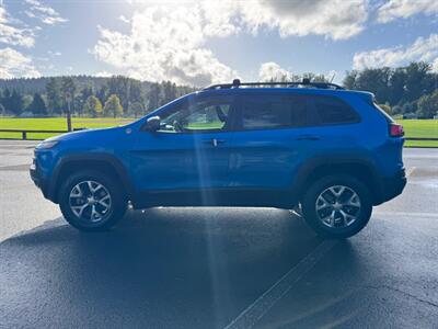 2018 Jeep Cherokee Trailhawk SUV  4X4 , Low Miles ! - Photo 2 - Gladstone, OR 97027