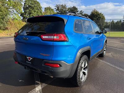 2018 Jeep Cherokee Trailhawk SUV  4X4 , Low Miles ! - Photo 5 - Gladstone, OR 97027