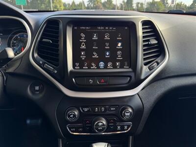 2018 Jeep Cherokee Trailhawk SUV  4X4 , Low Miles ! - Photo 18 - Gladstone, OR 97027