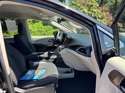 2017 Chrysler Pacifica Touring Plus Van , Clean title  Loaded ! - Photo 12 - Gladstone, OR 97027