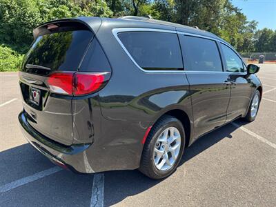 2017 Chrysler Pacifica Touring Plus Van , Clean title  Loaded ! - Photo 5 - Gladstone, OR 97027