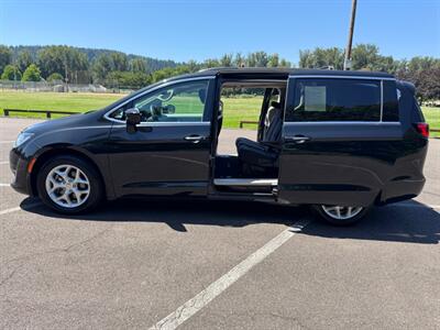 2017 Chrysler Pacifica Touring Plus Van , Clean title  Loaded ! - Photo 42 - Gladstone, OR 97027