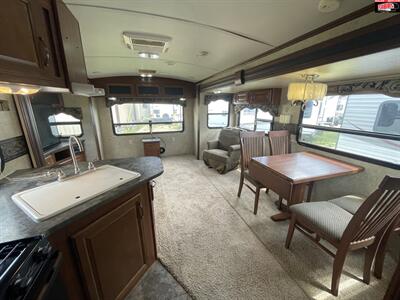 2013 KEYSTONE RV COUGAR 32SAB   - Photo 9 - Waco, TX 76712