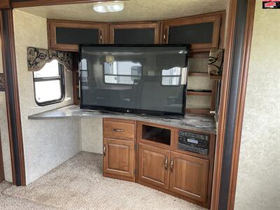 2013 KEYSTONE RV COUGAR 32SAB   - Photo 13 - Waco, TX 76712