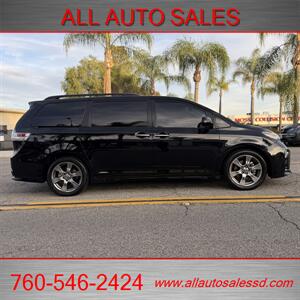 2018 Toyota Sienna SE Premium 8-Passeng   - Photo 10 - Escondido, CA 92029