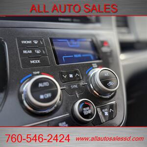 2018 Toyota Sienna SE Premium 8-Passeng   - Photo 15 - Escondido, CA 92029