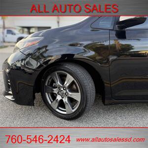 2018 Toyota Sienna SE Premium 8-Passeng   - Photo 2 - Escondido, CA 92029