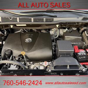 2018 Toyota Sienna SE Premium 8-Passeng   - Photo 35 - Escondido, CA 92029
