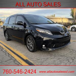 2018 Toyota Sienna SE Premium 8-Passeng   - Photo 3 - Escondido, CA 92029