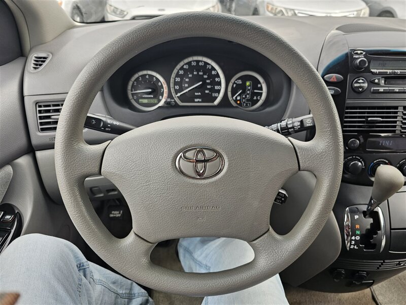2005 Toyota Sienna CE 7 Passenger photo