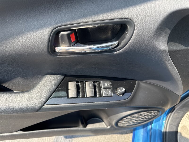 2019 Toyota Prius XLE AWD-e   - Photo 9 - Lynwood, IL 60411