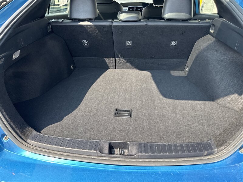 2019 Toyota Prius XLE AWD-e   - Photo 11 - Lynwood, IL 60411