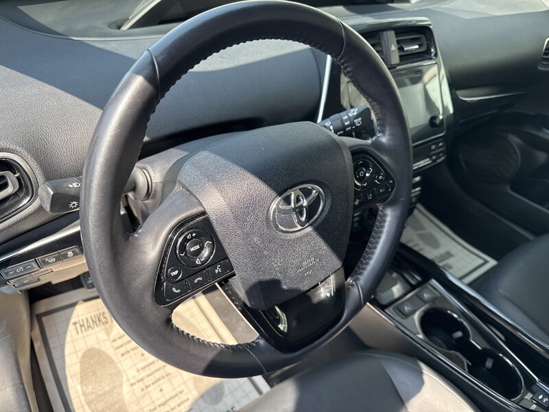 2019 Toyota Prius XLE AWD-e   - Photo 8 - Lynwood, IL 60411