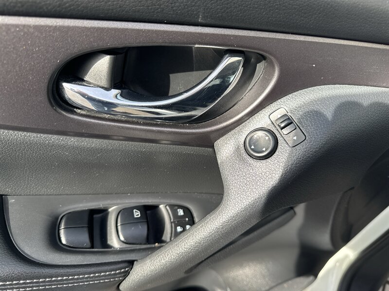 2016 Nissan Rogue SV  AWD - Photo 9 - Lynwood, IL 60411