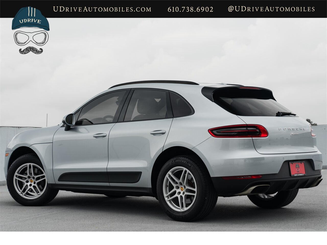 2018 Porsche Macan  Panoramic Roof Porsche Entry and Drive Lane Change Assist Power Seats - Photo 4 - West Chester, PA 19382