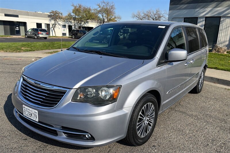 2014 Chrysler Town & Country S  