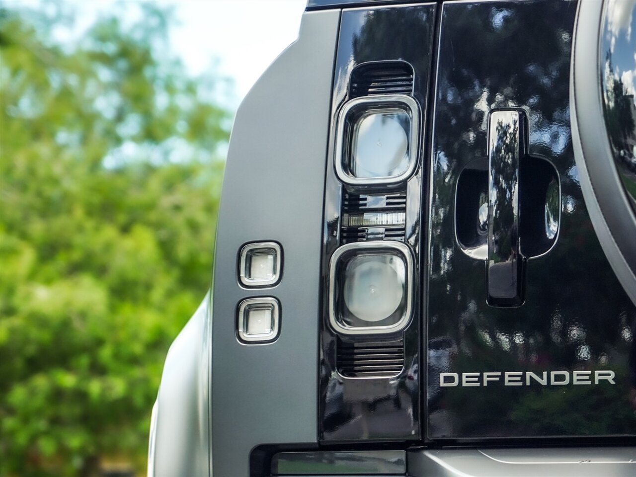 2022 Land Rover Defender 110 Carpathian Edition   - Photo 38 - Bonita Springs, FL 34134