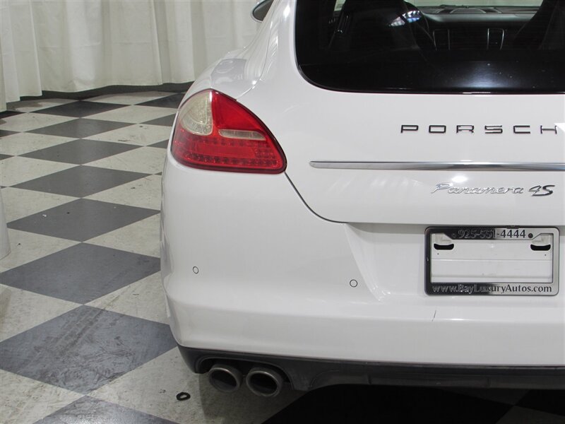 2011 Porsche Panamera 4S photo