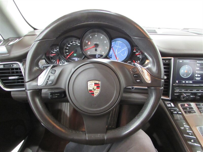 2011 Porsche Panamera 4S photo