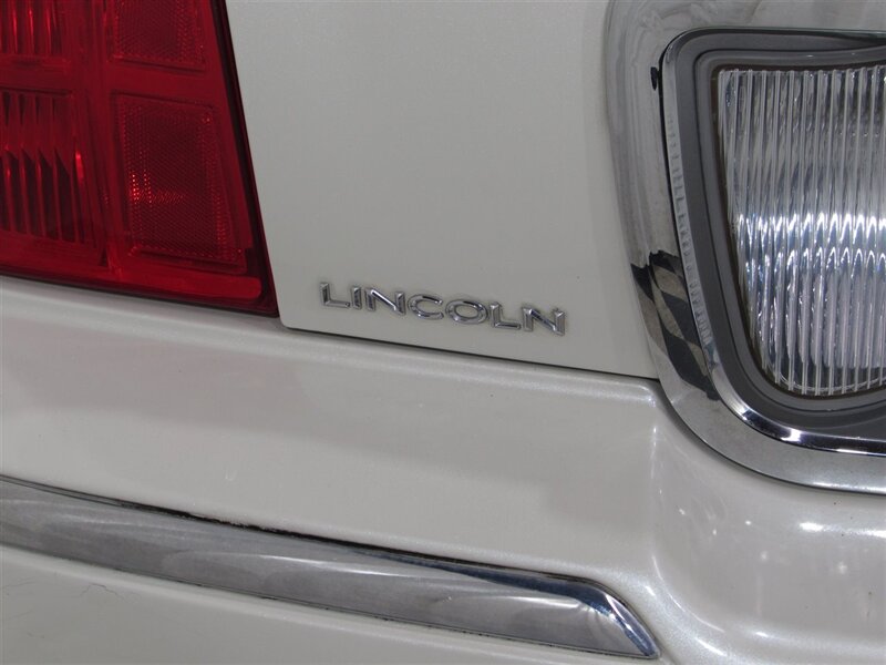 2005 Lincoln Town Car Signature photo