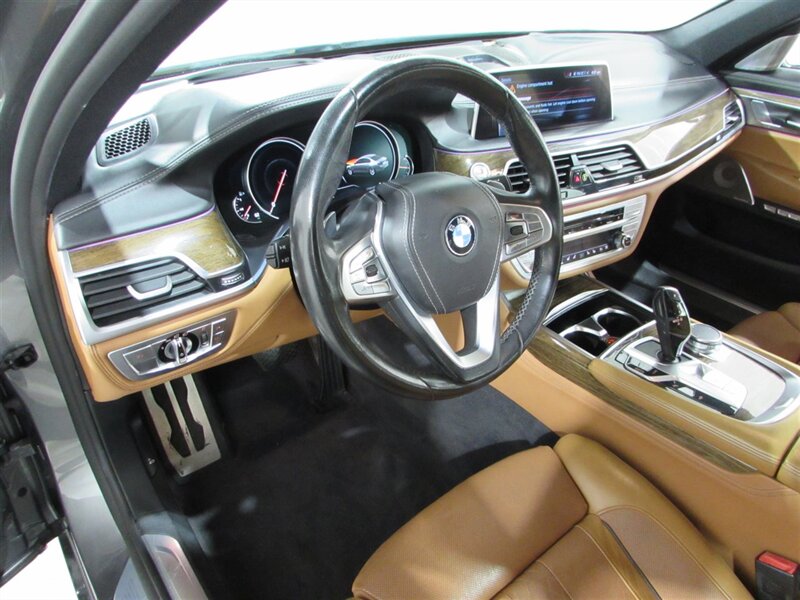 2016 BMW 7-Series 750i photo