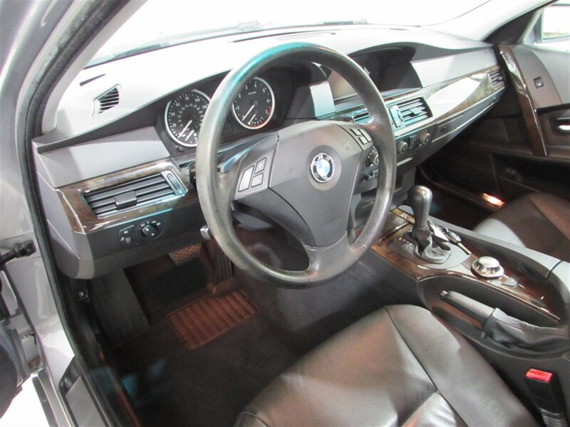 2004 BMW 5-Series 530i photo