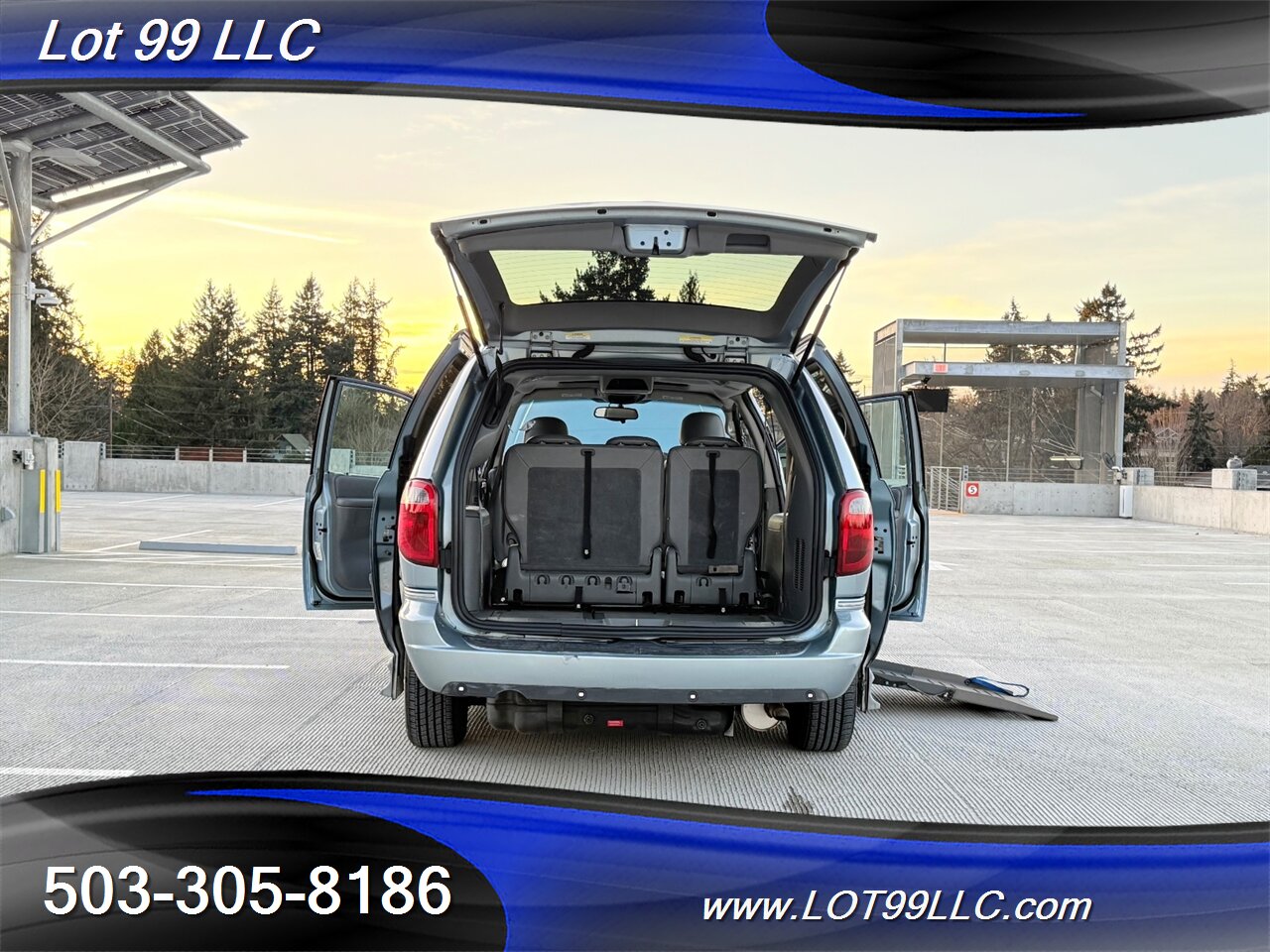 2005 Chrysler Town & Country Touring 83k **WHEELCHAIR VAN** New Tires - Photo 23 - Milwaukie, OR 97267