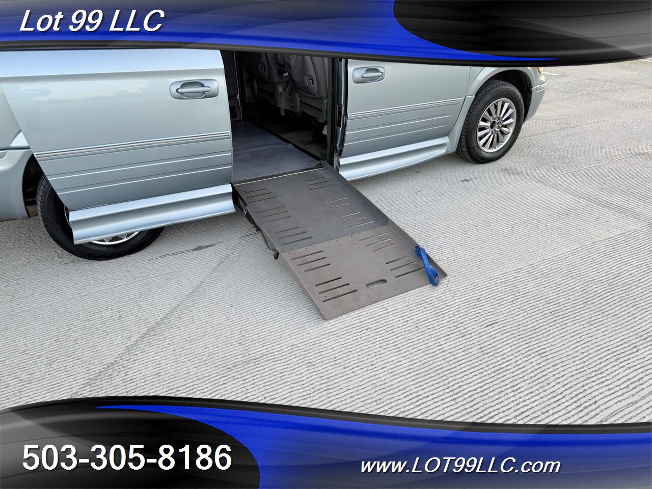 2005 Chrysler Town & Country Touring 83k **WHEELCHAIR VAN** New Tires - Photo 9 - Milwaukie, OR 97267