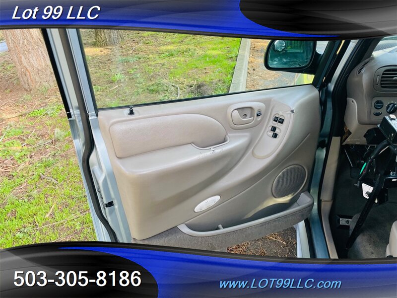2003 Chrysler Town & Country LXi photo