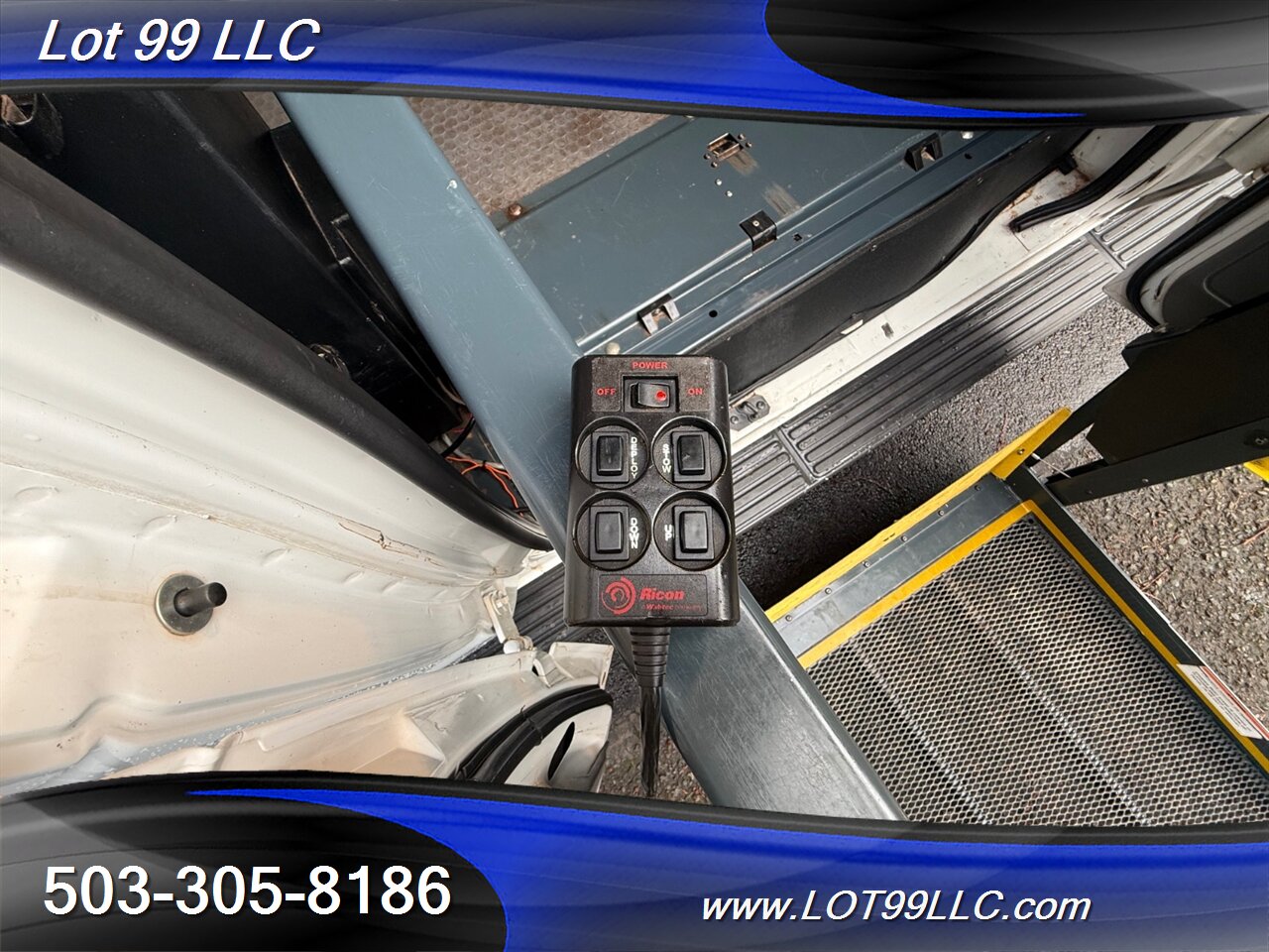 2005 Ford E-Series Van E-150 XLT V8 Ricon Power Side Wheelchair Lift Cruise Control - Photo 37 - Milwaukie, OR 97267