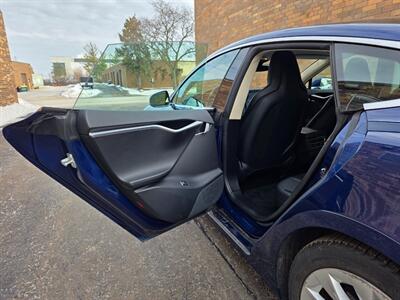 2016 Tesla Model S 75 -- Only 42K Miles -- 270 Miles on Full Charge -  Autopilot - Premium Upgrades Package - Sunroof - Power and Lighting Package - Standard Suspension - Clean Title - Photo 24 - Wood Dale, IL 60191