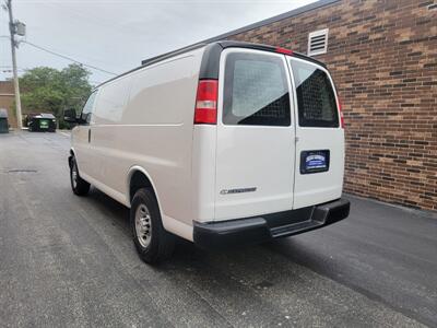 2017 Chevrolet Express 2500 Cargo Van -- Vortec 4.8L V8 285hp -  Bluetooth - Backup Camera - NO Accident - Clean Title - All Serviced - Photo 4 - Wood Dale, IL 60191