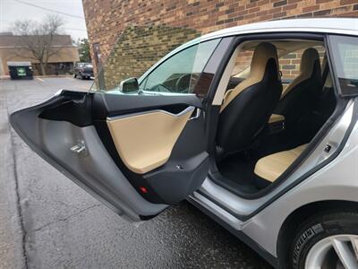 2015 Tesla Model S 85 -- 275 Miles on Full Charge -- Ultra High Fidelity Sound - Autopilot - Tech Package with Autopilot - All Serviced - Clean Title - Photo 20 - Wood Dale, IL 60191