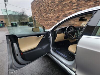 2015 Tesla Model S 85 -- 275 Miles on Full Charge -- Ultra High Fidelity Sound - Autopilot - Tech Package with Autopilot - All Serviced - Clean Title - Photo 18 - Wood Dale, IL 60191