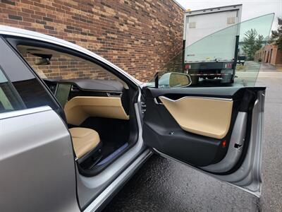 2015 Tesla Model S 85 -- 275 Miles on Full Charge -- Ultra High Fidelity Sound - Autopilot - Tech Package with Autopilot - All Serviced - Clean Title - Photo 19 - Wood Dale, IL 60191