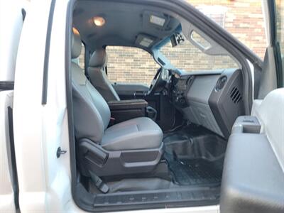 2013 Ford F-250 Super Duty  4X4 XL --- 6.2L Flex Fuel V8 385hp --  Snow Plow Ready - 8ft Long Bed - Backup Camera - Fiberglass Utility Topper - All Serviced - Clean Title - Photo 17 - Wood Dale, IL 60191