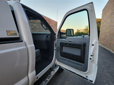 2013 Ford F-250 Super Duty  4X4 XL --- 6.2L Flex Fuel V8 385hp --  Snow Plow Ready - 8ft Long Bed - Backup Camera - Fiberglass Utility Topper - All Serviced - Clean Title - Photo 15 - Wood Dale, IL 60191