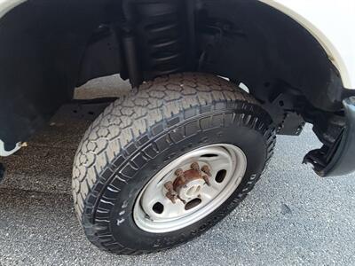 2013 Ford F-250 Super Duty  4X4 XL --- 6.2L Flex Fuel V8 385hp --  Snow Plow Ready - 8ft Long Bed - Backup Camera - Fiberglass Utility Topper - All Serviced - Clean Title - Photo 30 - Wood Dale, IL 60191