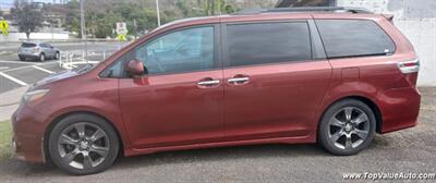 2016 Toyota Sienna SE 8-Passenger Van