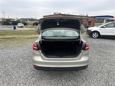 2016 Ford Focus SE - Photo 13 - Madisonville, TN 37354