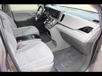 2017 Toyota Sienna LE 8-Passenger   - Photo 27 - Euless, TX 76040